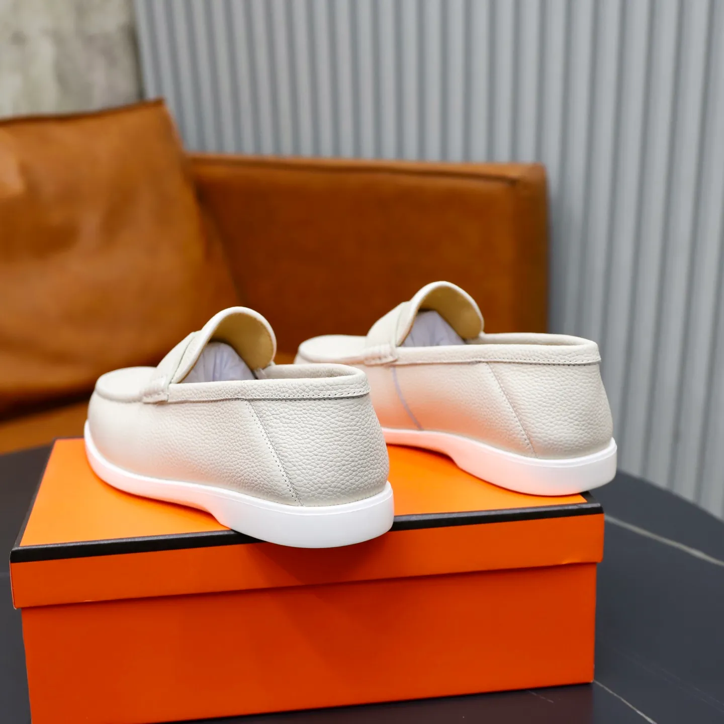 Ex-factory price: 560💰Hermès/Hermès slip-on men's shoes. This shoe is made of imported pebbled cowhide. It has simple and smooth lines and is combined with aerodynamically designed 3CM rubber foam ultra-light soles! Youthful and fashionable, classic H-shaped hardware buckle decoration, calf lining gently wraps the feet, with logo cowhide feet, casual and urban style, highlighting youthful vitality, sports and leisure version, super versatile, code number: 38-39-40-41-42-43-44 standard leather shoe size (45 can be customized but does not support returns)